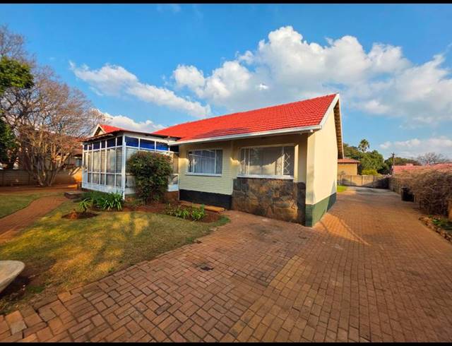 6 BEDROOM HOUSE FOR SALE IN RHODESFIELD